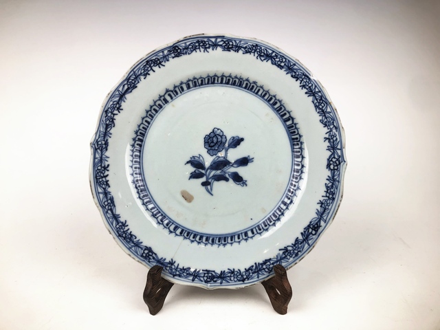 古玩陶瓷清早期·青花花卉紋盤真品鑒賞圖