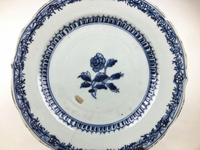 古玩陶瓷清早期·青花花卉紋盤真品鑒賞圖