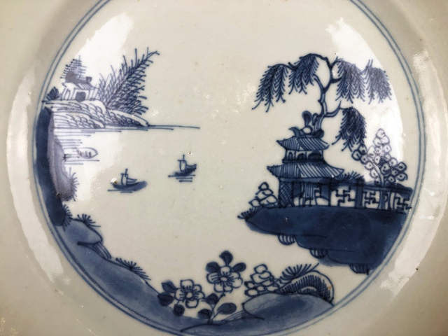 古玩陶瓷清乾隆·青花山水樓閣泛舟圖盤真品鑒賞圖
