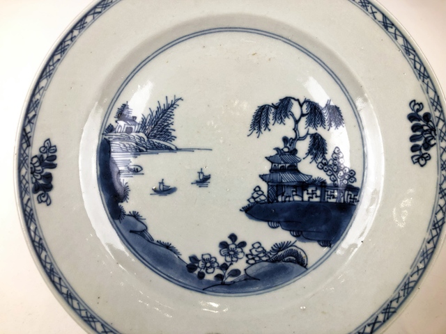 古玩陶瓷清乾隆·青花山水樓閣泛舟圖盤真品鑒賞圖
