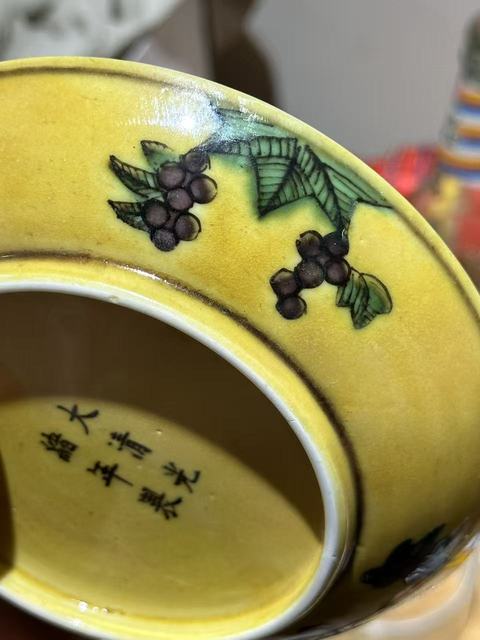 古玩陶瓷黃地刻赭綠龍紋盤真品鑒賞圖
