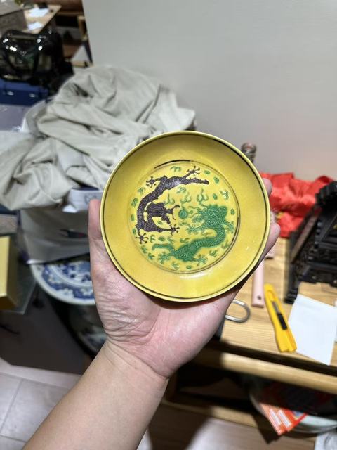 古玩陶瓷黃地刻赭綠龍紋盤真品鑒賞圖