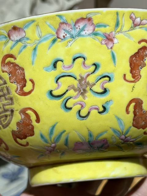 古玩陶瓷黃地粉彩五福捧壽碗真品鑒賞圖