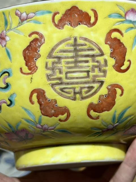 古玩陶瓷黃地粉彩五福捧壽碗真品鑒賞圖