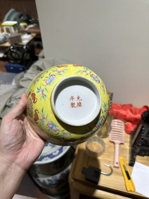 古玩陶瓷黃地粉彩五福捧壽碗真品鑒賞圖