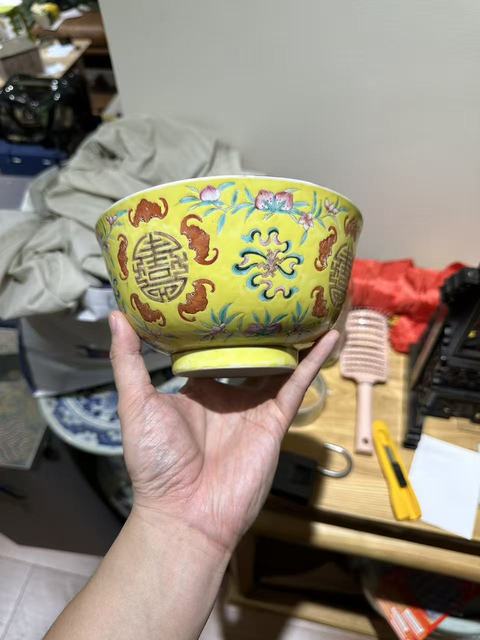 古玩陶瓷黃地粉彩五福捧壽碗真品鑒賞圖