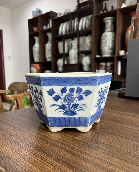 古玩陶瓷花卉紋青花花盆真品鑒賞圖