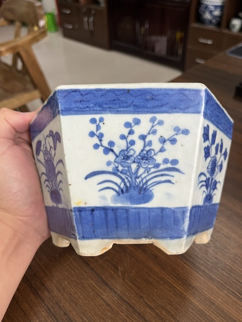 古玩陶瓷花卉紋青花花盆真品鑒賞圖