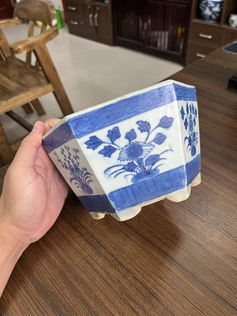 古玩陶瓷花卉紋青花花盆真品鑒賞圖