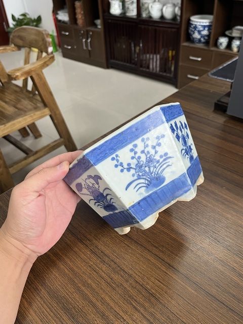 古玩陶瓷花卉紋青花花盆真品鑒賞圖