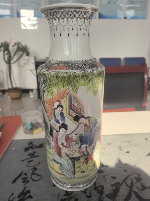 古玩陶瓷人物紋粉彩瓶真品鑒賞圖
