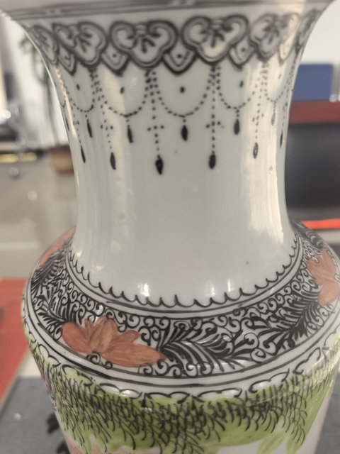 古玩陶瓷人物紋粉彩瓶真品鑒賞圖