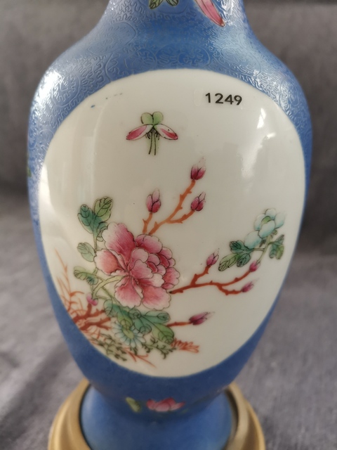 古玩陶瓷藍料壓道粉彩花卉紋觀音瓶真品鑒賞圖