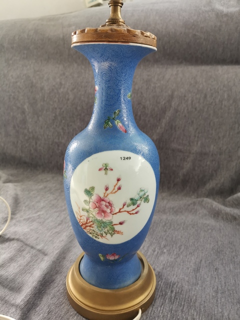 古玩陶瓷藍料壓道粉彩花卉紋觀音瓶真品鑒賞圖