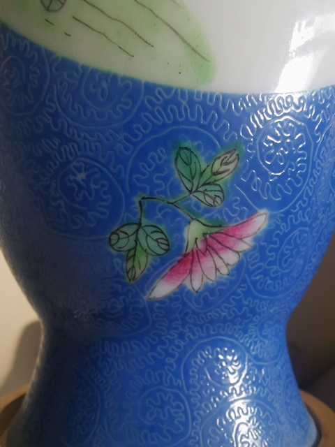 古玩陶瓷藍料壓道粉彩花卉紋觀音瓶真品鑒賞圖