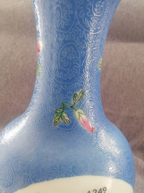 古玩陶瓷藍料壓道粉彩花卉紋觀音瓶真品鑒賞圖