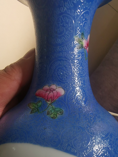 古玩陶瓷藍料壓道粉彩花卉紋觀音瓶真品鑒賞圖