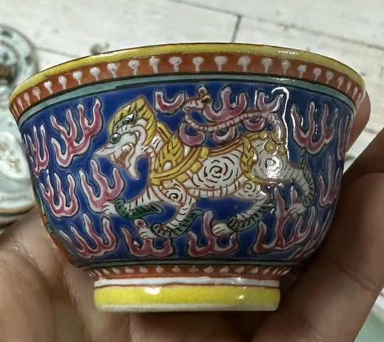 古玩陶瓷藍(lán)地粉彩佛教人物碗真品鑒賞圖