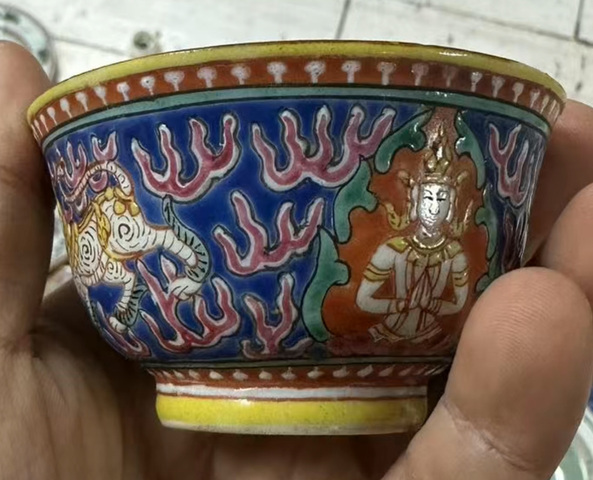 古玩陶瓷藍(lán)地粉彩佛教人物碗真品鑒賞圖