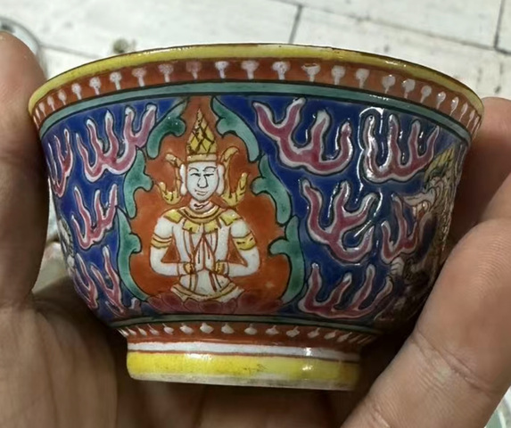 古玩陶瓷藍(lán)地粉彩佛教人物碗真品鑒賞圖