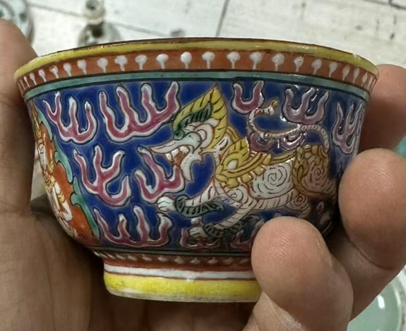 古玩陶瓷藍(lán)地粉彩佛教人物碗真品鑒賞圖