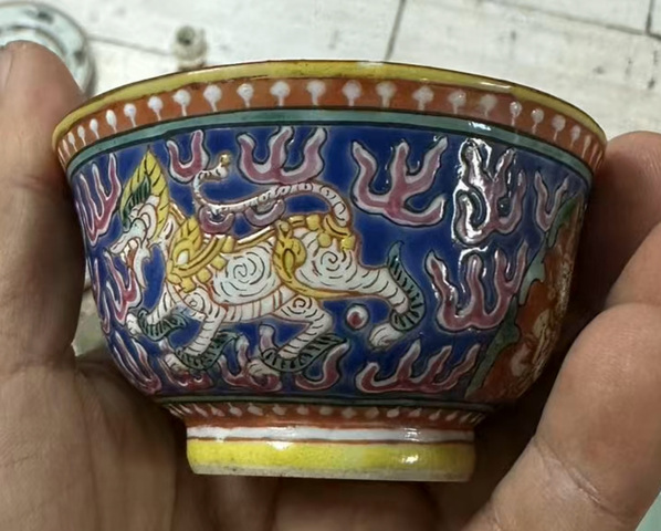 古玩陶瓷藍(lán)地粉彩佛教人物碗真品鑒賞圖