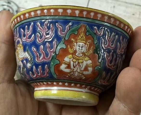 古玩陶瓷藍(lán)地粉彩佛教人物碗真品鑒賞圖