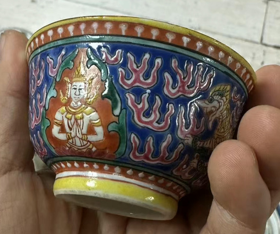 古玩陶瓷藍(lán)地粉彩佛教人物碗真品鑒賞圖