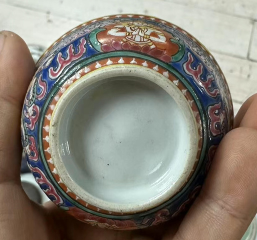 古玩陶瓷藍(lán)地粉彩佛教人物碗真品鑒賞圖