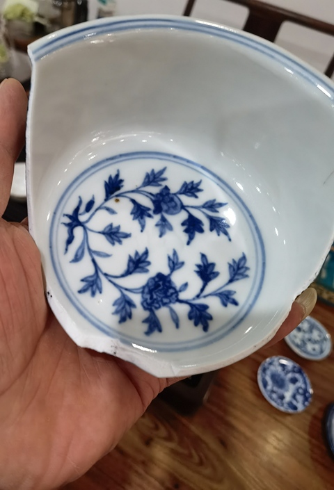 古玩陶瓷成化花卉紋青花碗標本真品鑒賞圖