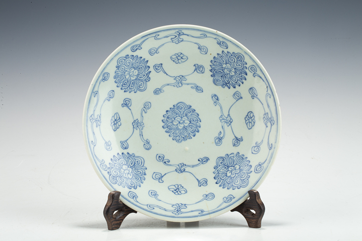 古玩陶瓷清中·青花線描花卉紋盤真品鑒賞圖