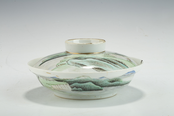 古玩陶瓷民國·淺絳彩山水紋蓋盆
真品鑒賞圖