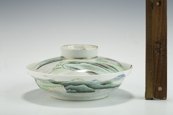 古玩陶瓷民國·淺絳彩山水紋蓋盆
真品鑒賞圖