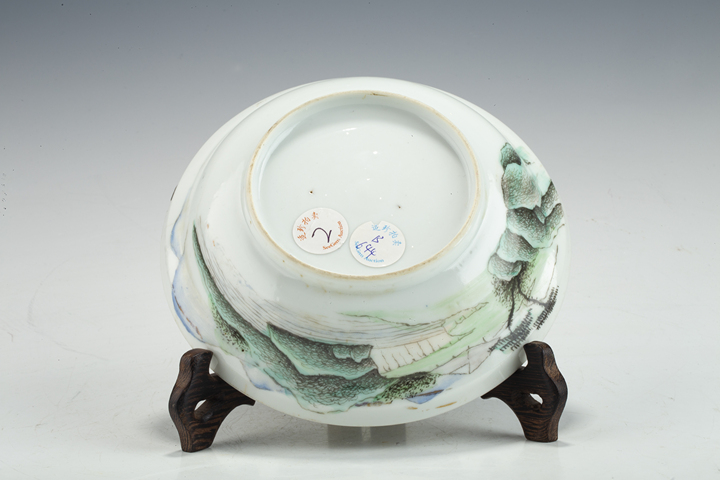 古玩陶瓷民國·淺絳彩山水紋蓋盆
真品鑒賞圖