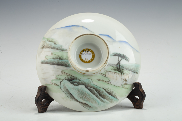古玩陶瓷民國·淺絳彩山水紋蓋盆
真品鑒賞圖