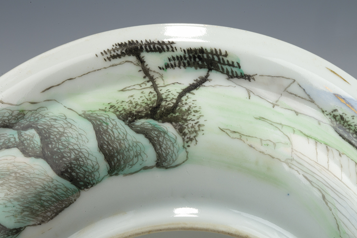 古玩陶瓷民國·淺絳彩山水紋蓋盆
真品鑒賞圖