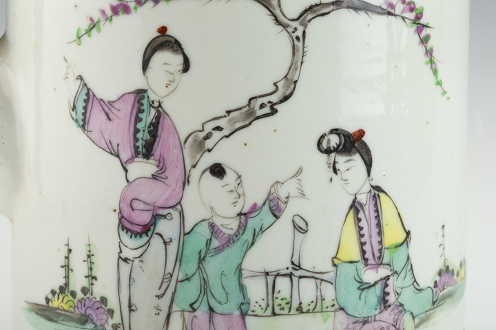古玩陶瓷民國·淺絳彩仕女教子圖提梁壺真品鑒賞圖