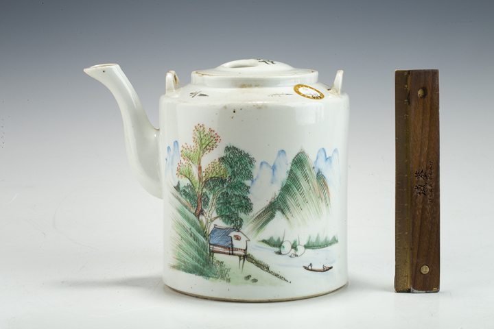 古玩陶瓷民國·淺絳彩山水紋茶壺
真品鑒賞圖