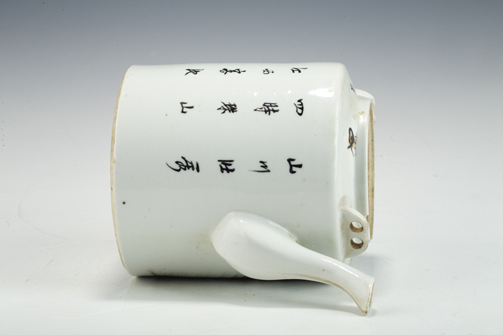 古玩陶瓷民國·淺絳彩山水紋茶壺
真品鑒賞圖