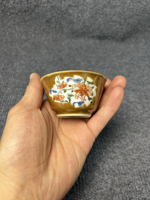 古玩陶瓷紫金釉開窗粉彩花卉紋杯拍賣,當前價格399元