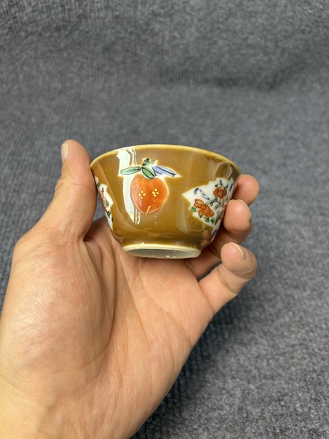 古玩陶瓷紫金釉開窗粉彩花卉紋杯拍賣,當前價格399元