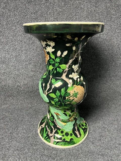 古玩陶瓷墨地洞石牡丹花鳥(niǎo)紋大花觚真品鑒賞圖