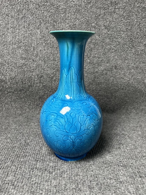 古玩陶瓷孔雀藍釉暗刻芭蕉花卉紋賞瓶拍賣，當前價格4588元