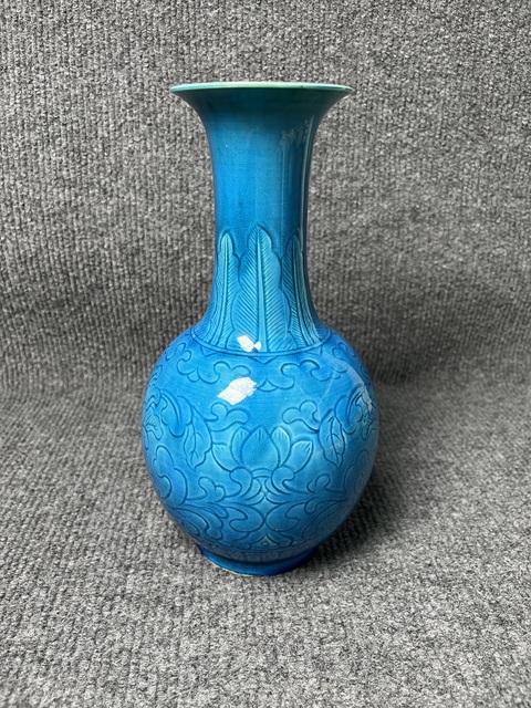 古玩陶瓷孔雀藍釉暗刻芭蕉花卉紋賞瓶拍賣，當前價格4588元