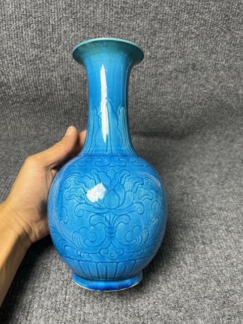 古玩陶瓷孔雀藍釉暗刻芭蕉花卉紋賞瓶拍賣，當前價格4588元