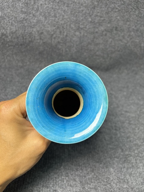 古玩陶瓷孔雀藍釉暗刻芭蕉花卉紋賞瓶拍賣，當前價格4588元