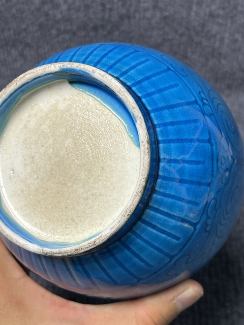 古玩陶瓷孔雀藍釉暗刻芭蕉花卉紋賞瓶拍賣，當前價格4588元