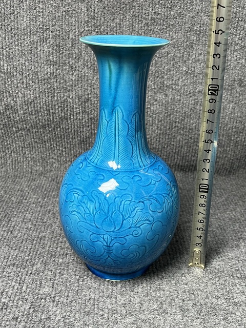 古玩陶瓷孔雀藍釉暗刻芭蕉花卉紋賞瓶拍賣，當前價格4588元
