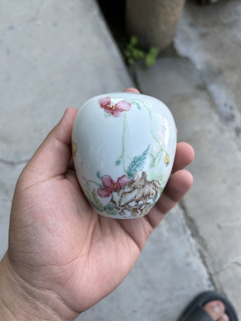 古玩陶瓷粉彩洞石花卉紋蛋型水盂真品鑒賞圖