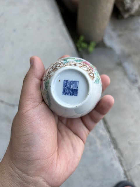 古玩陶瓷粉彩洞石花卉紋蛋型水盂真品鑒賞圖